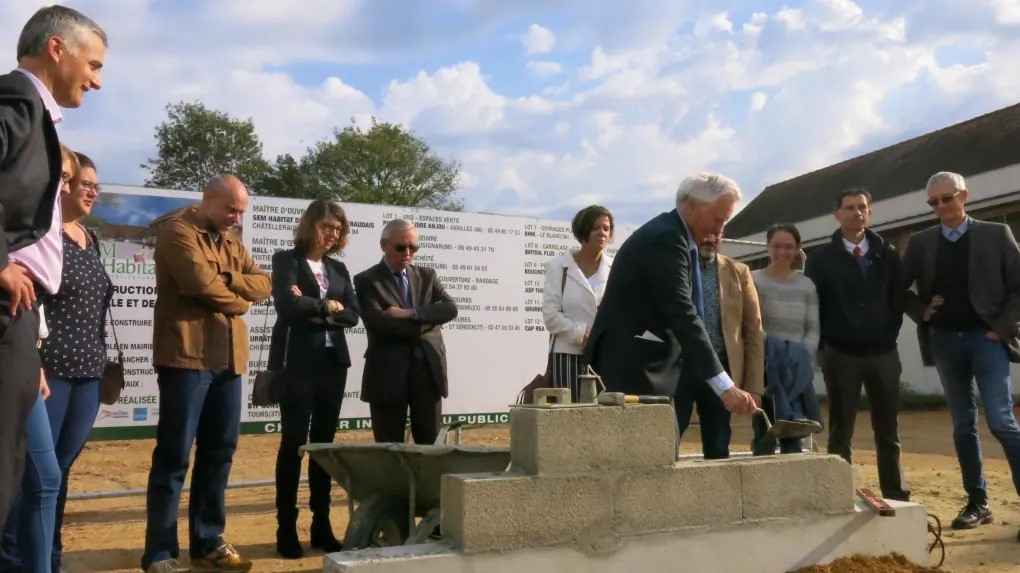 Jean-Pierre ABELIN, Président de Grand Châtellerault, Frédéric DELACROIX, Directeur Général de la SEM HABITAT et les représentants de la SISA (société interprofessionnelle de soins ambulatoires) à l’occasion de la pose de la première pierre pour la construction d’une Maison de Santé Pluridisciplinaire rue Louis Jouvet, dans les quartiers Minimes à Châtellerault