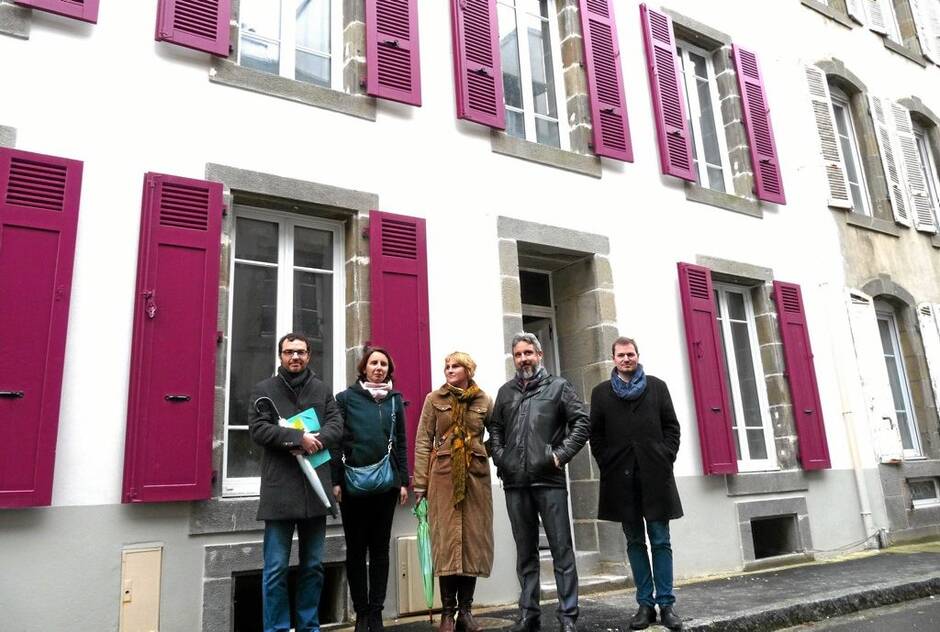 Thierry FAYRET, Vice Président de Brest métropole en charge de l’urbanisme, Blanche GUILLEMOT, Directrice Générale de l’Anah, Tifenn QUIGUER, Vice Présidente de Brest métropole en charge du logement, Yann GUEVEL, Maire-adjoint de la vlle de Brest, en charge du quartier, Ronan KERLEO, Chef de Projet à la SEMPI, devant la copropriété du 22 rue Armorique réhabilitée grâce à l’action de la SEMPI