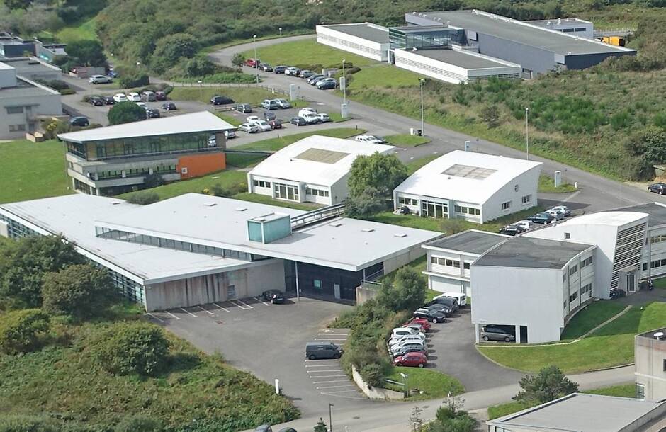 Vue aérienne de Cap Océan, le bâtiment central du Campus mondial de la mer sur le Technopôle de Brest Iroise.