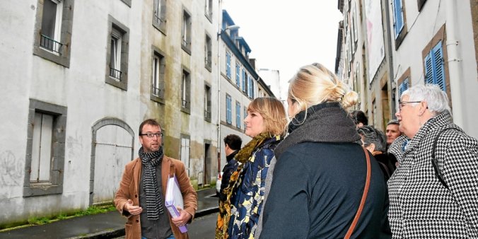 Mickaël KEROUANTON, Architecte en charge de la réhabilitation de la copropriété du 23-25 rue Armorique, Tifenn QUIQUER, Vice Présidente de Brest métropole en charge du logement, accompagnant les acteurs et partenaires du projet urbain de Recouvrance